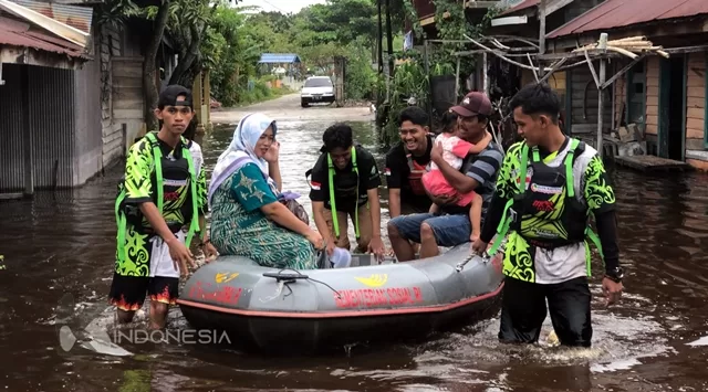 Petugas mengevakuasi warga terdampak banjir di Kota Palangkaraya, Rabu (13/3). FOTO: BPBD Kota Palangkaraya