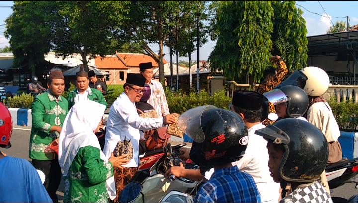 Kemenag Ponorogo Bagikan Ribuan Takjil Ramadhan