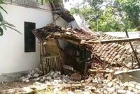 kerusakan akibat gempa berkekuatan M6,5 yang mengguncang lepas pantai Kabupaten Tuban, Jawa Timur, pada Jumat (22/3) sore. 
