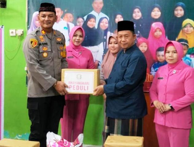 AKP Roni Ismulloh Gelar Baksos di Yayasan Panti Asuhan Al-Hikmah Menganti Gresik