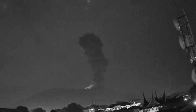 Gunung Marapi Erupsi, Sejumlah Penerbangan di Batalkan