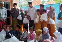 Dok foto kanalindonesia com: Achmadi (Baju Hem Putih di Tengah) Politikus PPP Pamekasan Berbagi Sembako Ke Anak Yatim