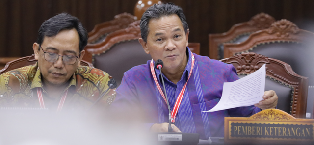 Ketua DKPP Heddy Lugito memberikan keterangannya pada sidang lanjutan perkara Perselisihan Hasil Pemilihan Umum Presiden dan Wakil Presiden 2024, Jumat (5/04) di Ruang Sidang MK (Foto: MKRI)