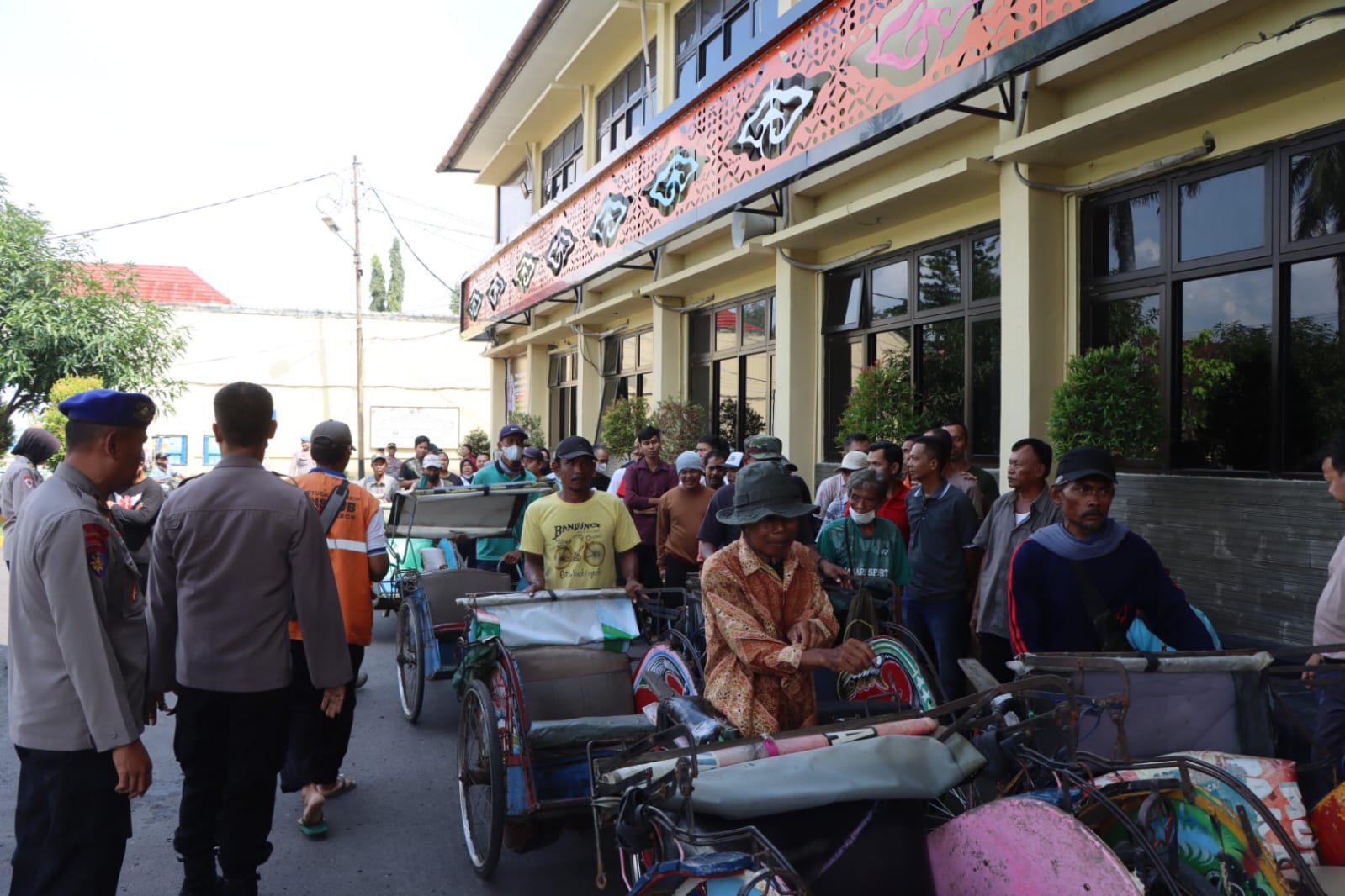 Polresta Cirebon dan HDCI Salurkan Ratusan Paket Bantuan Sembako kepada Masyarakat