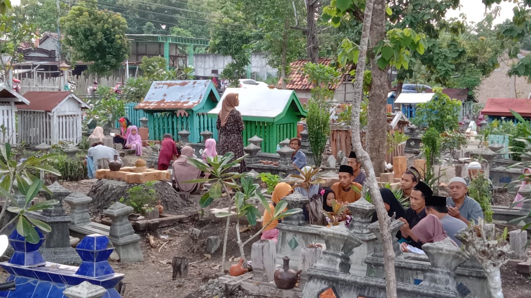 Jelang Hari Raya Idul Fitri, Sejumlah TPU di Grobogan Dipenuhi Peziarah