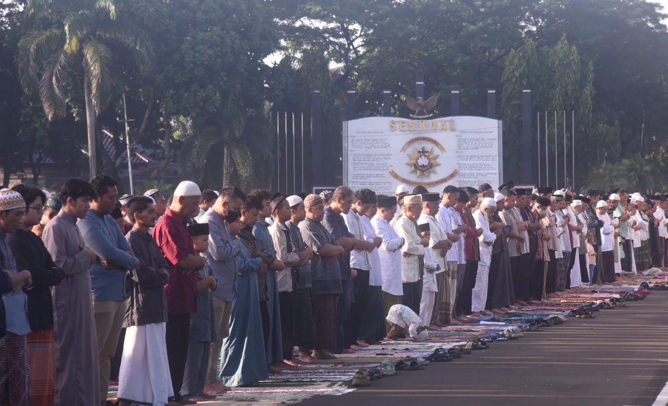 Seskoal Dibanjiri Masyarakat Untuk Ikuti Sholat Idul Fitri 1445/H