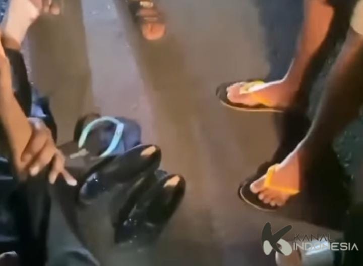 Korban begal payudara di Ponorogo terjatuh dari sepeda motor. (foto: tangkap layar)