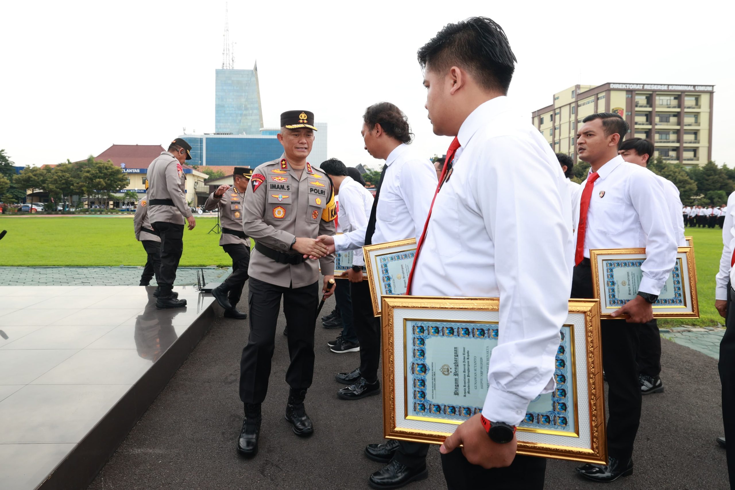 Kapolda Jatim Serahkan 47 Penghargaan Polisi Berprestasi