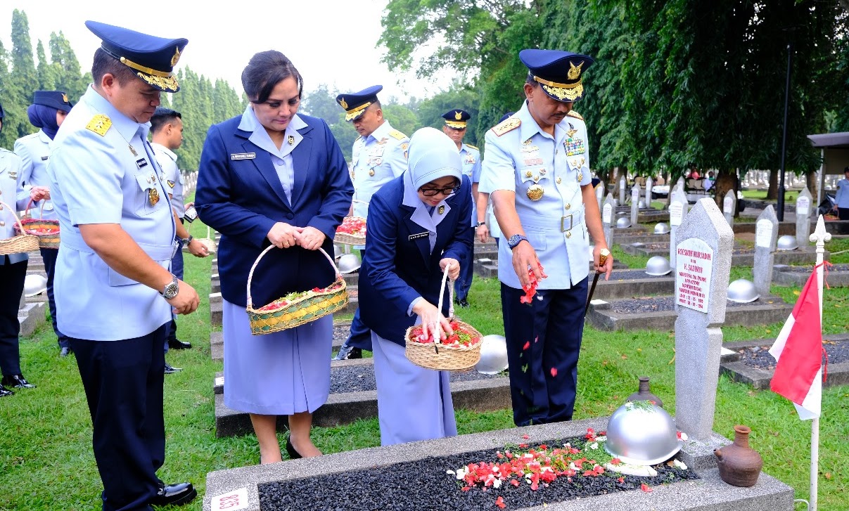 Peringatan HUT Ke-78 TNI AU, Pangkoopsudnas Hadiri dan Ikut Ziarah di TMPNU Kalibata