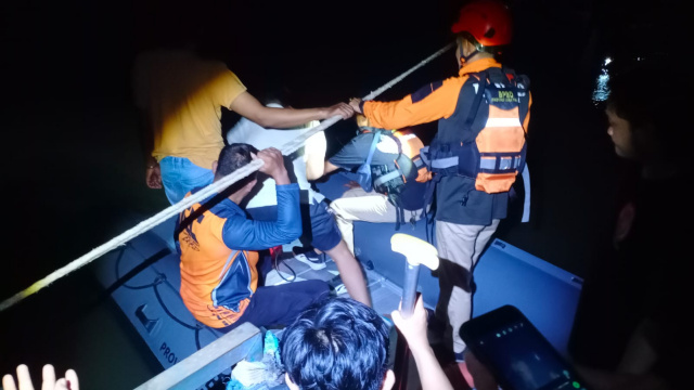 Nyebrang di Kali Mas Dengan Perahu Tradisional, Bapak dan Anak Kecebur Sungai