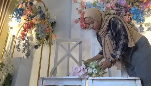 Melihat persiapan pemasangan sejumlah perlengkapan dekorasi lamaran di Jombang.