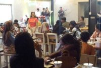 Penampakan kondisi pengunjung di Cafe and Resto Parisawah, Mojoagung, Jombang, Jawa timur.