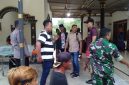 Dok Foto Nanang Kanalindonesia.com: Situasi dan kondisi Petugas Kepolisian saat di lokasi rumah pelaku bunuh diri. Kamis (18/04/2024) sore.