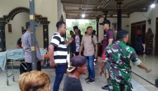Dok Foto Nanang Kanalindonesia.com: Situasi dan kondisi Petugas Kepolisian saat di lokasi rumah korban bunuh diri. Kamis (18/04/2024) sore.