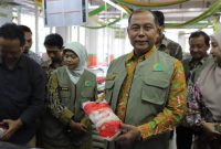  Tampak TPID Jombang saat melakukan sidak mamin jelang lebaran di toko Afco. Foto : Faiz