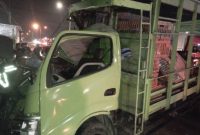 Kondisi truk muatan ayam usai terlibat kecelakaan beruntun di Jombang.