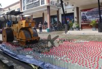  Tampak ribuan minuman miras saat dimusnahkan dengan menggunakan alat berat di Mapolres Jombang.