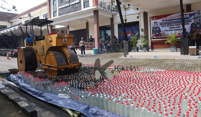 Ribuan Miras Hasil Operasi Selama Dua Pekan Ramadan di Jombang Dimusnahkan