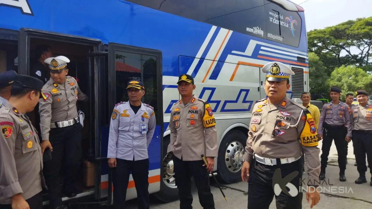 Petugas melakukan pengecekan kendaraan di terminal seloaji Ponorogo. (foto: Imam Mustajab)
