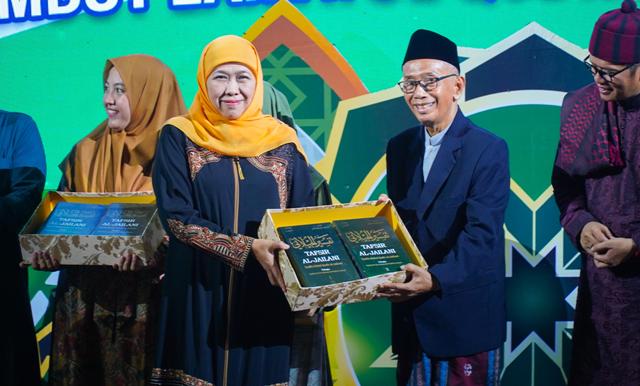Bagikan Tafsir Al-Jailani pada Para Qori’ di Lailatul Qiro’ah, Khofifah Ajak GenZi Jadi Generasi yang Cinta dan Mengamalkan Qur’an
