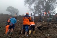 Tim gabungan melakukan operasi pencarian dan pertolongan korban terdampak bencana tanah longsor di Tana Toraja, Sulawesi Selatan