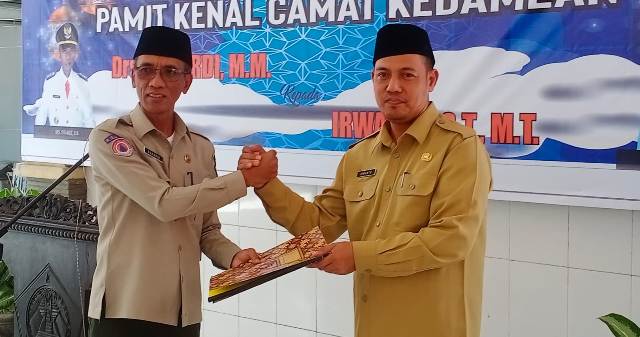 Pamit Kenal Camat Kedamean dari Drs. Sukardi kepada Irwanto ST. MT