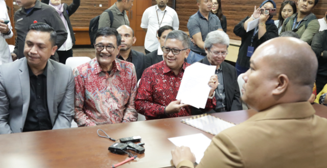 Sekretaris Jenderal PDIP Hasto Kristiyanto didampingi Ketua DPP PDIP Djarot Saiful Hidayat serta Todung Mulya Lubis mengajukan diri sebagai Amicus Curiae atau Sahabat Pengadilan, pada Selasa (16/4/2024) di Gedung MK, Humas/Ilham