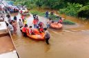 BPBD Kabupaten Konawe bersama pihak-pihak terkait, melakukan evakuasi warga terdampak banjir pada Jumat (10/5) dengan perahu karet dan rakit.