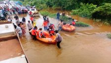 BPBD Kabupaten Konawe bersama pihak-pihak terkait, melakukan evakuasi warga terdampak banjir pada Jumat (10/5) dengan perahu karet dan rakit.