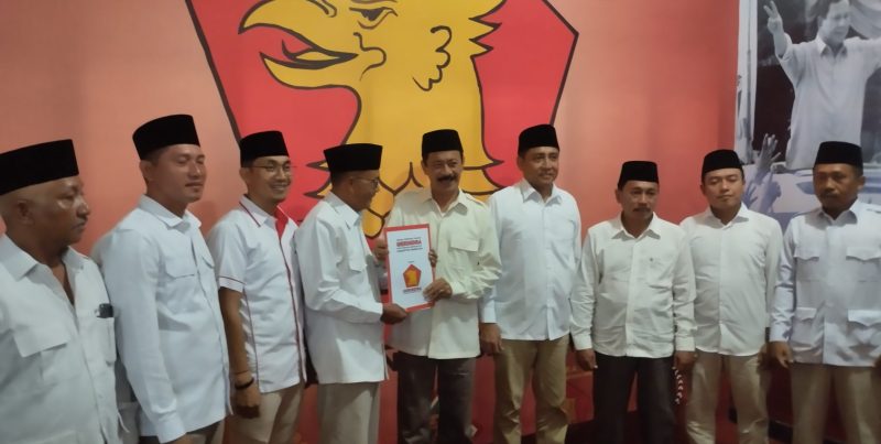 Dok foto Nanang kanalindonesia.com: OPTIMIS: Bacabup Fattah Jasin saat menyerahkan Form Pendaftaran ke DPC Gerindra Pamekasan meyakini Partai Gerindra kuat karena punya Presiden terpilih. Selasa, (28/05/2024).