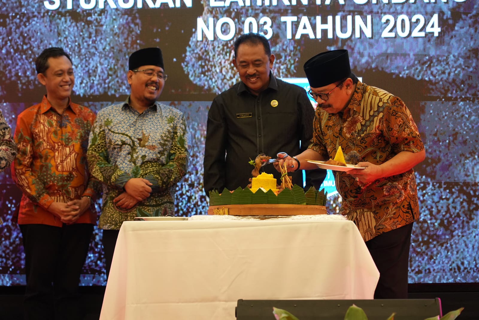 Bersama Pakde Karwo, Gus Sadad Apresiasi Deklarasi Paguyupan Kepala Desa Jawa Timur : “Desa jadi episentrum pembangunan”