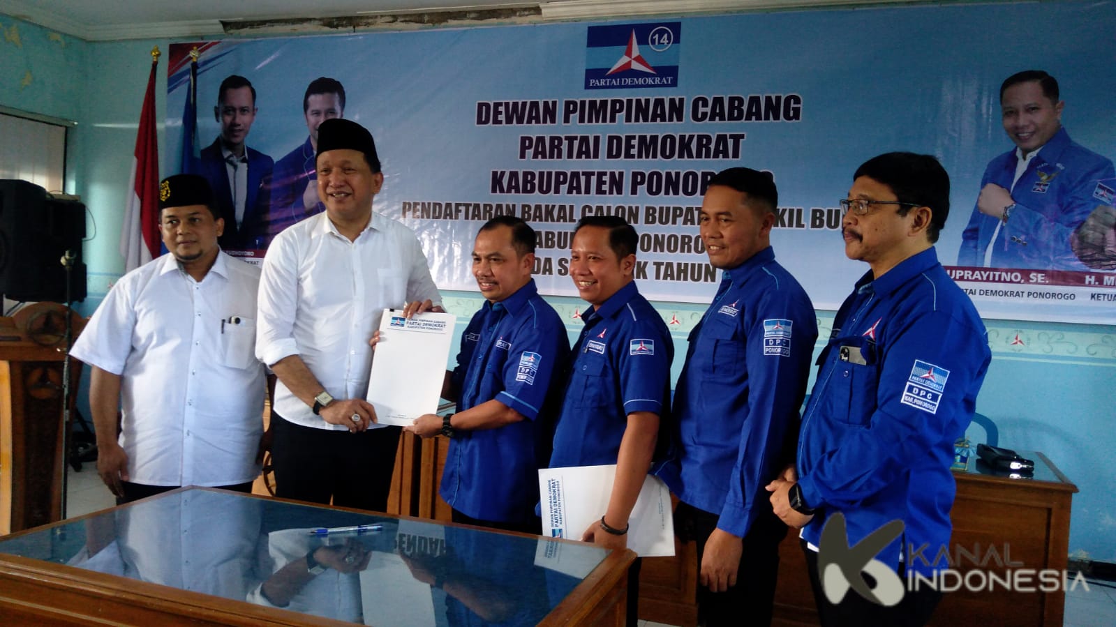 Sehari, Ipong Muchlisoni Daftar Bacabup di Dua Partai