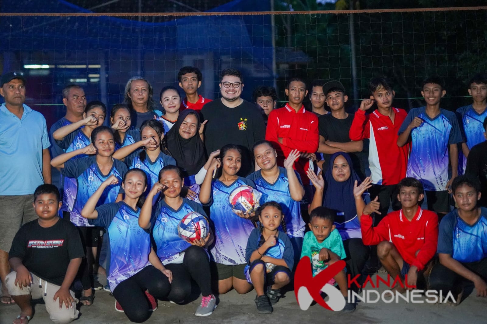 Menginap di Rumah Warga, Mas Dhito Janjikan Akan Benahi Lapangan Bola Voli