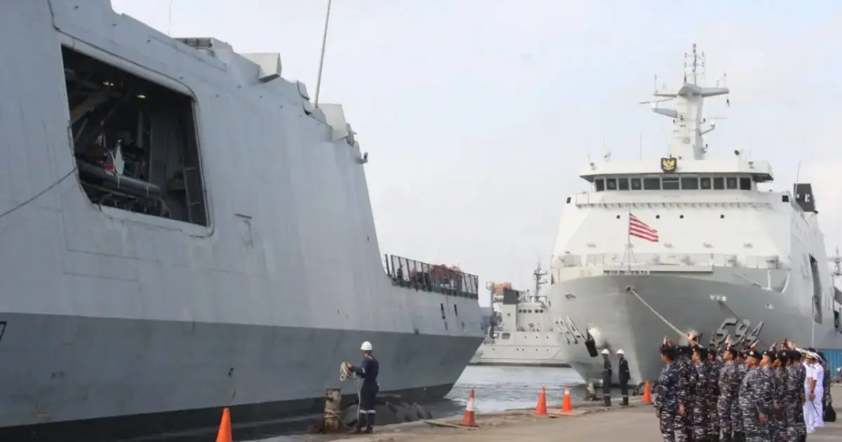 Lantamal III Jakarta Lepas Keberangkatan Kapal Perang Angkatan Laut Perancis Framm Bretagne ( D655)