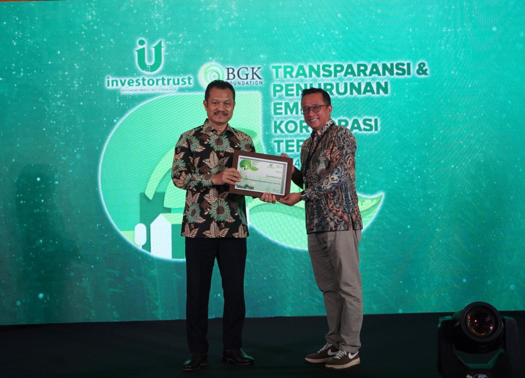 Dukung Penurunan Emisi Karbon, Bank Jatim Sabet Penghargaan dari Investortrust.id & BGK Foundation