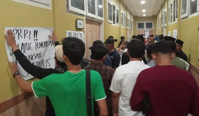 Puluhan demonstran Jurnalis Pamekasan  menerobos masuk kantor DPRD