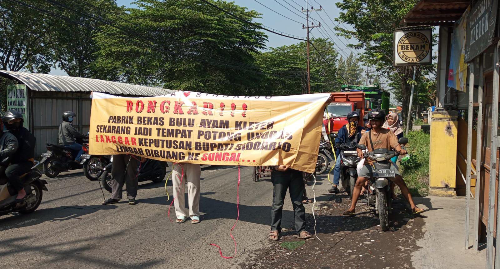 Dinilai Tidak Ada Tindak Lanjut! Warga Kletek Sidoarjo Tutup Jalan Utama Kletek-Sukodono