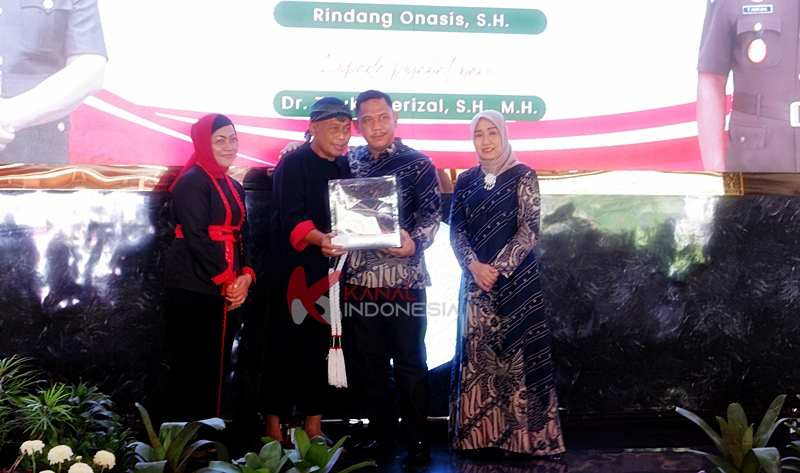 Bupati Ponorogo Sugiri Sancoko saat memberikan cindera mata kepada Kajari lama Rindang Onasis( Foto: Arso_kanalindonesia.com)