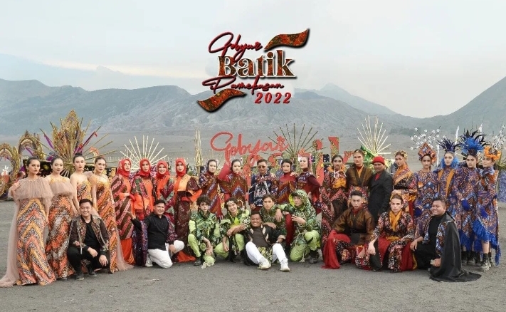 Dokumen foto Nanang kanalindonesia.com: Foto bersama aktor kegiatan gebyar batik Pamekasan Tahun 2022 