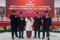 Komisioner KPU Ponorogo dari kiri, Sigit Putra R, R. Gaguk Ika Prayitna, Khusnul Khotimah, Amrul Sabrina, M. Arwan Hamidi. (foto:istimewa)