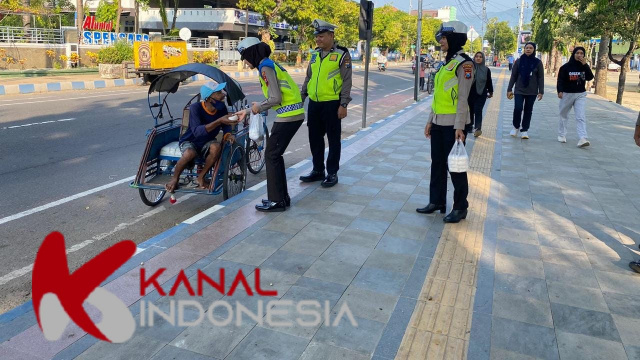 Jumat Berkah, Satlantas Pacitan Berbagi Rejeki Kepada Tukang Becak dan Penguna Jalan