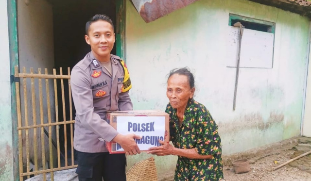 Bhabinkamtibmas Desa Sidomulyo Sambangi Lansia, serahkan Sembako