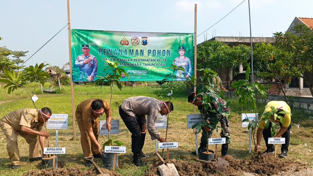 Sambut HUT Ke 78 Bhayangkara, Polsek Menganti Gresik Bersama Forkopimka Gelar Reboisasi