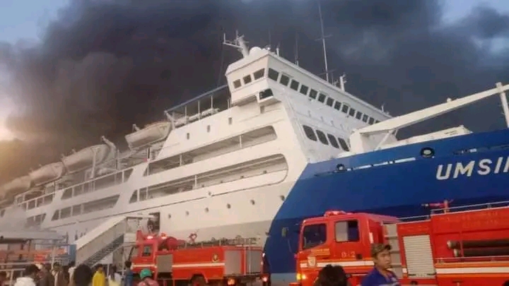KM Umsini Terbakar Saat Bersandar di Pelabuhan Soekarno-Hatta, Makasar