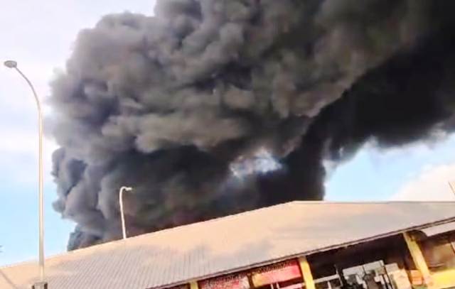 Kebakaran Gudang Plastik di Watestanjung Gresik, Api Baru Dapat Dipadamkan Selama 7 Jam
