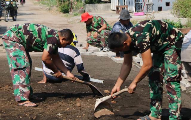 Percepat Akses Perekonomian Warga, Satgas TMMD Kodim 0816/Sidoarjo Lakukan Pavingisasi di Desa Penambangan