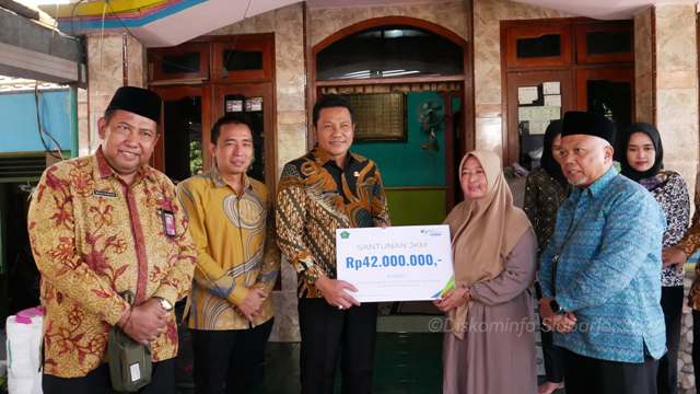Plt. Bupati Sidoarjo bersama BPJS Serahkan Santunan perlindungan Kepada Dua Ahli Waris Kades Yang Meninggal