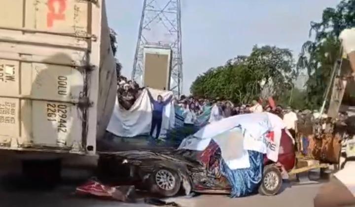 Pengendara Toyota Kijang Tewas Usai Tertimpa Truk Kontainer