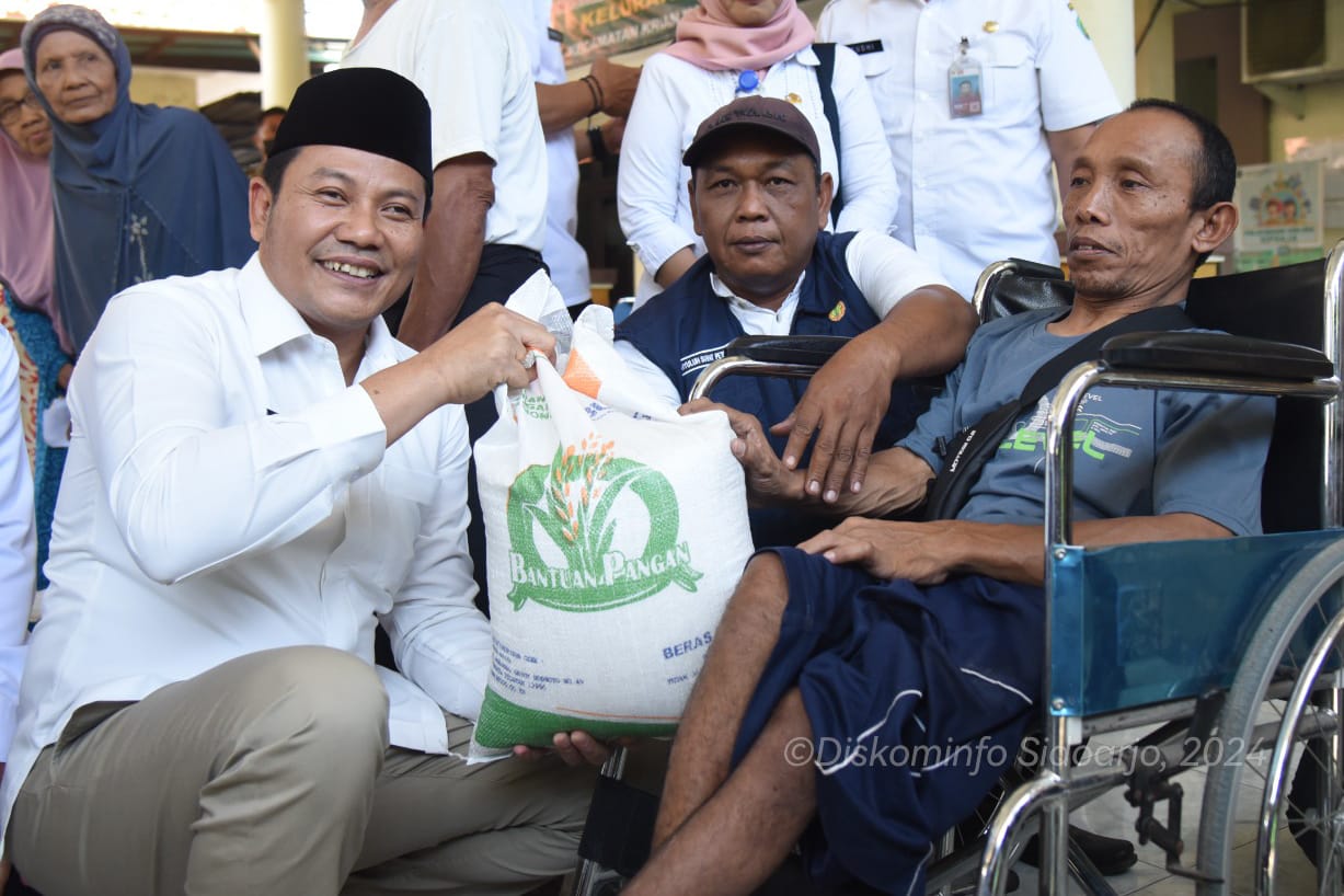 Guru Ngaji di Sidoarjo Terima Bantuan Beras Dari Plt Bupati, Ustadzah : Terimakasih Pak