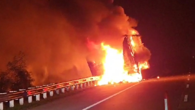 Truk Terbakar di KM 306 Tol Pejagan-Pemalang